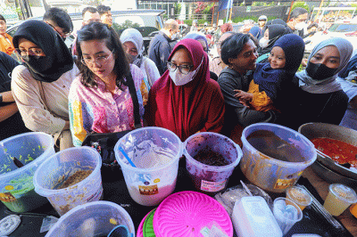Warga saat membeli makan dan minuman untuk berbuka puasa di kawasan Bendungan Hilir, Jakarta Pusat, Kamis (23/3/2023).