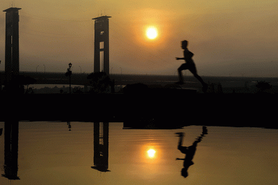 Warga Palembang mengisi waktu usai menunaikan Salat Subuh dengan berjalan jalan yang dikenal dengan sebutan asmara subuh, di Benteng Kuto Besak, Palembang.