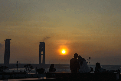 Warga Palembang mengisi waktu usai menunaikan Salat Subuh dengan berjalan jalan yang dikenal dengan sebutan asmara subuh, di Benteng Kuto Besak, Palembang.