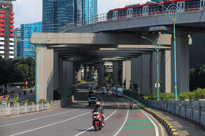Kendaraan melintasi sejumlah ruas jalan di Jakarta, Kamis (23/3/2023).