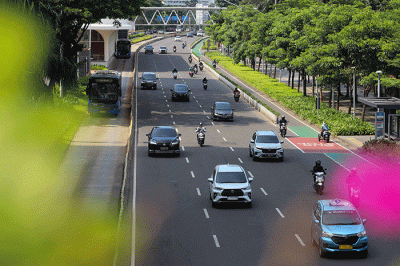 Kendaraan melintasi sejumlah ruas jalan di Jakarta, Kamis (23/3/2023).