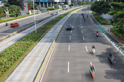 Kendaraan melintasi sejumlah ruas jalan di Jakarta, Kamis (23/3/2023).