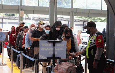 Penumpang memadati Stasiun Pasar Senen, Jakarta, Rabu (22/3/2023).