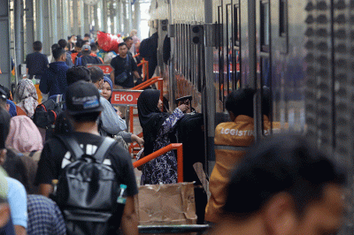 Penumpang memadati Stasiun Pasar Senen, Jakarta, Rabu (22/3/2023).