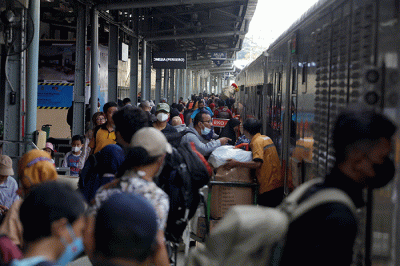 Penumpang memadati Stasiun Pasar Senen, Jakarta, Rabu (22/3/2023).