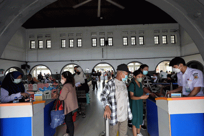Penumpang memadati Stasiun Pasar Senen, Jakarta, Rabu (22/3/2023).