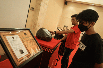 Pengunjung melihat pameran artefak peninggalan Nabi Muhammad di Masjid At-Tin, Jakarta Timur, Kamis (23/3/2023).