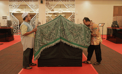 Pengunjung melihat pameran artefak peninggalan Nabi Muhammad di Masjid At-Tin, Jakarta Timur, Kamis (23/3/2023).