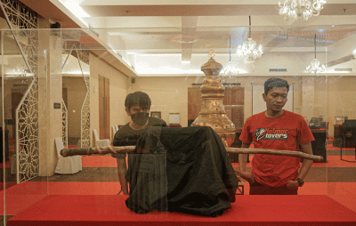 Pengunjung melihat pameran artefak peninggalan Nabi Muhammad di Masjid At-Tin, Jakarta Timur, Kamis (23/3/2023).