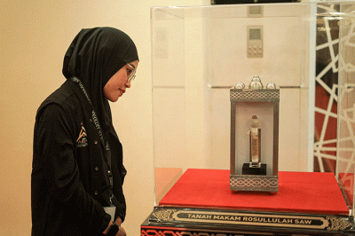 Pengunjung melihat pameran artefak peninggalan Nabi Muhammad di Masjid At-Tin, Jakarta Timur, Kamis (23/3/2023).