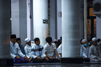 Ribuan umat Muslim Kota Palembang menunaikan Salat Tarawih perdana Ramadan 1444 H di Masjid Agung Sultan Mahmud Badaruddin Jayo Wikramo, Rabu (23/3/2023).