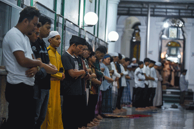 Ribuan umat Muslim Kota Palembang menunaikan Salat Tarawih perdana Ramadan 1444 H di Masjid Agung Sultan Mahmud Badaruddin Jayo Wikramo, Rabu (23/3/2023).