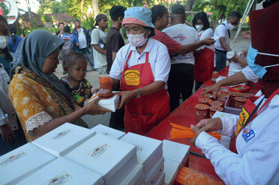 Ratusan warga mengantre untuk mendapatkan paket makanan untuk berbuka puasa yang dibagikan Tim Pelayanan Aksi Piring Kasih di Gereja Santa Theresia.