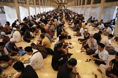 Umat muslim berbuka bersama pada hari kedua ibadah puasa di Masjid Istiqlal, Jakarta, Jumat  (24/3/2023).