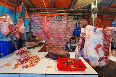 Pedagang daging sapi saat menunggu pembeli di pasar Kebayoran Lama, Jakarta Selatan, Kamis (23/3/2023).