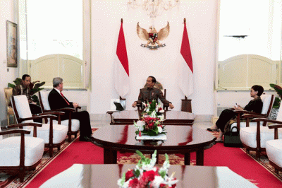 Presiden Joko Widodo menerima Duta Besar Palestina untuk Indonesia, Zuhair Al-Shun, di Istana Merdeka, Jakarta, Jumat (24/3/2023).