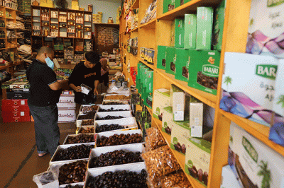 Pembeli memilih kurma yang dijual di kawasan Tanah Abang, Jakarta Pusat, Jumat (24/3/2023).