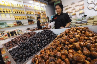 Pembeli memilih kurma yang dijual di kawasan Tanah Abang, Jakarta Pusat, Jumat (24/3/2023).