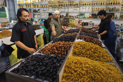Pembeli memilih kurma yang dijual di kawasan Tanah Abang, Jakarta Pusat, Jumat (24/3/2023).