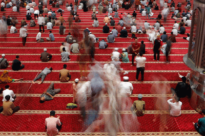 Umat Islam melaksanakan Salat Jumat pertama pada Ramadhan 1444 Hijriyah di Masjid Istiqlal, Jakarta, Jumat (24/3/2023).