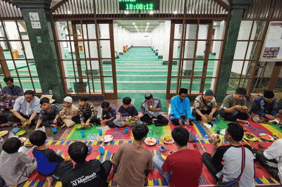 Sejumlah umat Islam berbuka puasa bersama di Masjid Jami Al Anwar, Jakarta Barat, Kamis, (23/3/2023).