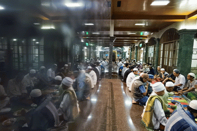 Sejumlah umat Islam berbuka puasa bersama di Masjid Jami Al Anwar, Jakarta Barat, Kamis, (23/3/2023).