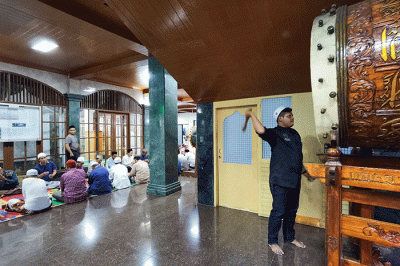 Sejumlah umat Islam berbuka puasa bersama di Masjid Jami Al Anwar, Jakarta Barat, Kamis, (23/3/2023).