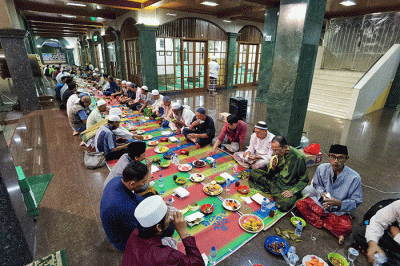 Sejumlah umat Islam berbuka puasa bersama di Masjid Jami Al Anwar, Jakarta Barat, Kamis, (23/3/2023).