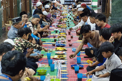 Sejumlah umat Islam berbuka puasa bersama di Masjid Jami Al Anwar, Jakarta Barat, Kamis, (23/3/2023).