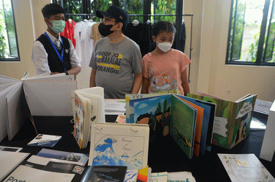 Sejumlah pengunjung menyaksikan hasil karya SMK Global Multimedia yang dipamerkan di Laboratorium Alam SD, SMP, SMA Kebon Dalem Durenan, Tembalang, Semarang.