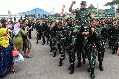 Panglima TNI Laksmana TNI Yudo Margono melepas 850 prajurit TNI AD yang akan bertugas dalam Satuan Tugas Perbatasan Republik Indonesia-Papua Nugini.