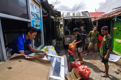 Suasana penimbangan sampah di Bank Sampah Mitra Pegadaian di Jalan Asoka, Makassar, Senin (27/3/2023).