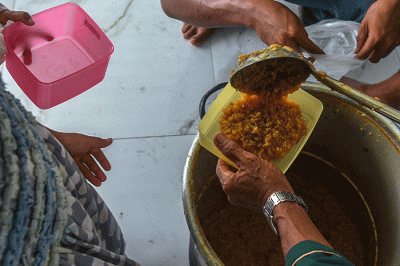 Petugas membagikan Bubur Suro kepada warga menjelang berbuka puasa Ramadan 1444 H di Masjid Al Mahmudiyah Palembang, Minggu (26/3/2023).