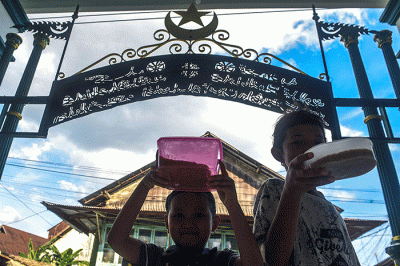 Petugas membagikan Bubur Suro kepada warga menjelang berbuka puasa Ramadan 1444 H di Masjid Al Mahmudiyah Palembang, Minggu (26/3/2023).