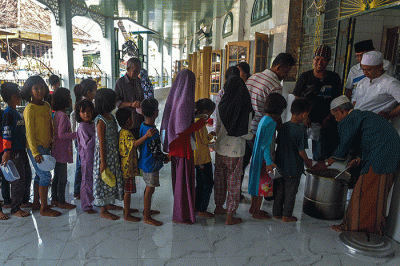 Petugas membagikan Bubur Suro kepada warga menjelang berbuka puasa Ramadan 1444 H di Masjid Al Mahmudiyah Palembang, Minggu (26/3/2023).