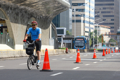 Warga berolahraga saat berlangsungnya Hari Bebas Kendaraan Bermotor (HBKB) atau Car Free Day (CFD) di kawasan Thamrin, Jakarta Pusat, Minggu (26/3/2023).