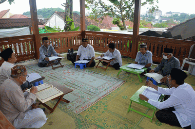 Sekitar 130 santri lanjut usia (lansia) mengikuti kegiatan di Pesantren Lansia Roodhiyatam Mardhiyyah.