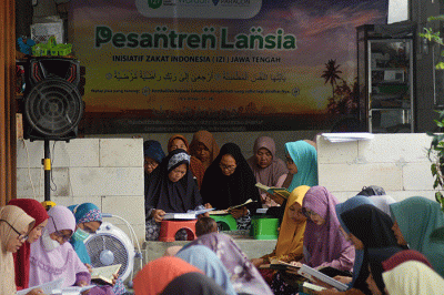 Sekitar 130 santri lanjut usia (lansia) mengikuti kegiatan di Pesantren Lansia Roodhiyatam Mardhiyyah.