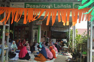 Sekitar 130 santri lanjut usia (lansia) mengikuti kegiatan di Pesantren Lansia Roodhiyatam Mardhiyyah.