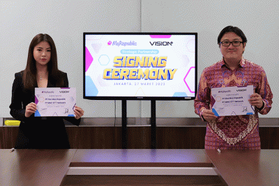 Managing Director Vision+ Clarissa Tanoesoedibjo (kiri) bersama CFO MyRepublic Edric Kurniadi (kanan) melakukan penandatangan kerja sama.