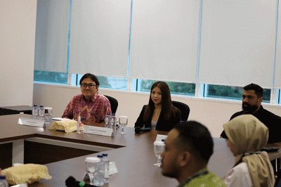 Managing Director Vision+ Clarissa Tanoesoedibjo (kiri) bersama CFO MyRepublic Edric Kurniadi (kanan) melakukan penandatangan kerja sama.