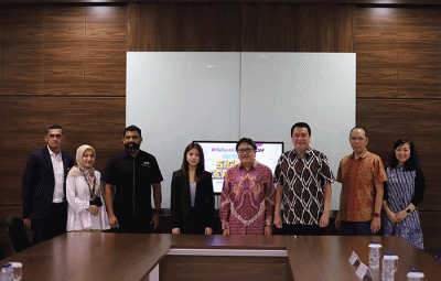 Managing Director Vision+ Clarissa Tanoesoedibjo (kiri) bersama CFO MyRepublic Edric Kurniadi (kanan) melakukan penandatangan kerja sama.