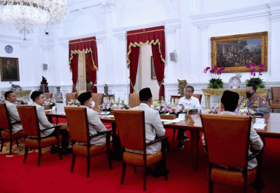 Presiden Joko Widodo menerima kunjungan perwakilan Pimpinan Pusat (PP) Pemuda Muhammadiyah di Istana Merdeka Jakarta, Senin (27/3/2023).