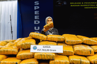 Petugas BNN RI memasukan barang bukti narkotika ganja dan sabu untuk dimusnahkan di Kantor BNN RI, Cawang, Jakarta Timur, Selasa (28/3/2023).