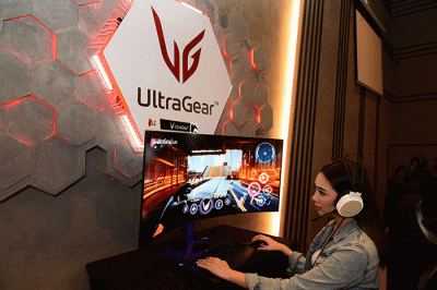 Model mencoba Monitor Gaming OLED LG di Jakarta, Senin (27/3/2023).