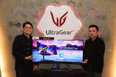 Model mencoba Monitor Gaming OLED LG di Jakarta, Senin (27/3/2023).