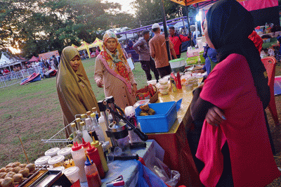 Forum Kemanusiaan Kota Makassar (FKKM) mengelar Gammara (Gema Manggala Market Ramadhan) di Lapangan Kecamatan Manggala, Makassar, Senin (27/3/2023).