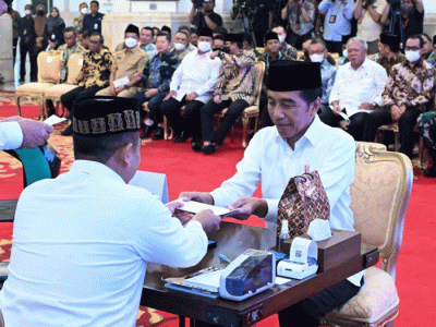 Presiden Joko Widodo menyerahkan zakat kepada Badan Amil Zakat Nasional (Baznas) di Istana Negara Jakarta, Selasa (28/3/2023).