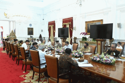 Presiden Joko Widodo menggelar rapat terbatas dengan sejumlah menteri Kabinet Indonesia Maju di Istana Merdeka Jakarta, Selasa (28/3/2023).