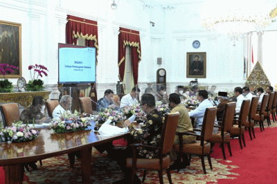 Presiden Joko Widodo menggelar rapat terbatas dengan sejumlah menteri Kabinet Indonesia Maju di Istana Merdeka Jakarta, Selasa (28/3/2023).